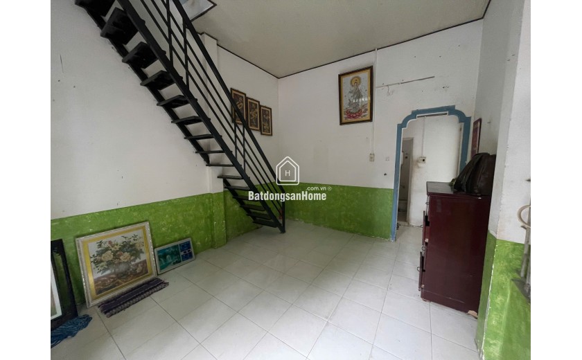 nhà 1 trệt , 1 lầu góc 2 mặt tiền gân chợ , trường , bệnh viện . cách biển 1km . diện tích 28 m2 giá 2 tỷ 100